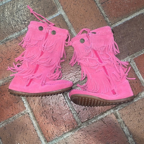 Pink Minnetonka 3 Layer Fringe Kids Boots - Picture 3 of 7